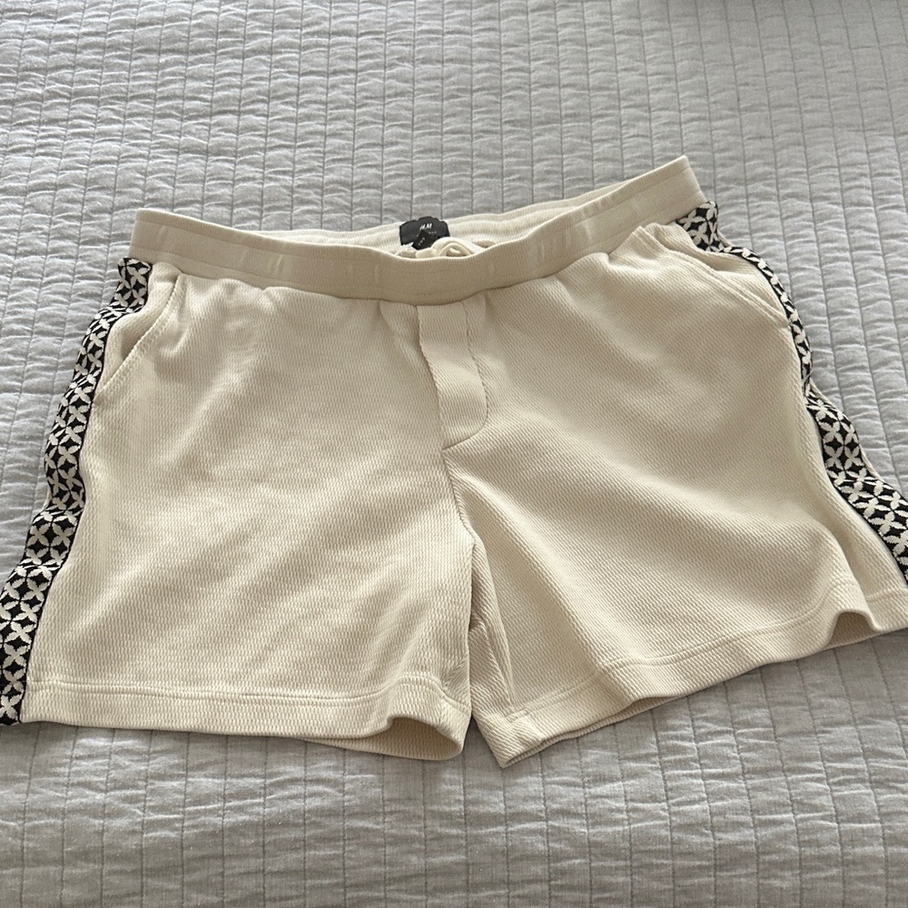 H&M Cream Athletic Shorts with Brown Patterned Trim relaxed fit in a Large